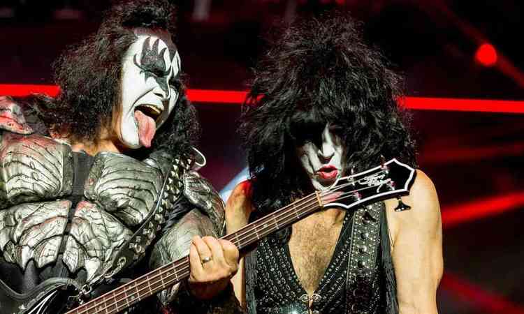 Fantasiados e maquiados, Gene Simmons, de 73 anos, faz careta e Paul Stanley, de 71, olha para a cmera durante show da banda Kiss