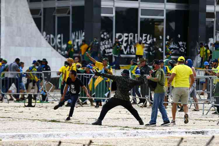 Radicais bolsonaristas atiram pedras e tentam invadir o Palcio do Planalto
