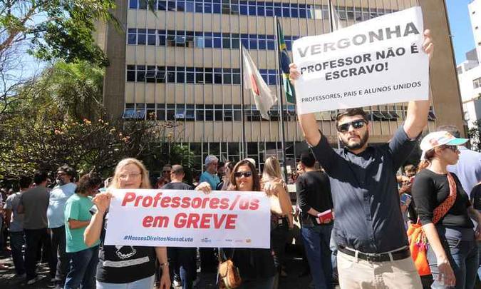 Categoria se reuniu em frente ao Tribunal Regional do Trabalho, na Avenida Getúlio Vargas (foto: Beto Novais/ EM/ D.A Press ) Categoria se reuniu em frente ao Tribunal Regional do Trabalho, na Avenida Getúlio Vargas (foto: Beto Novais/ EM/ D.A Press )