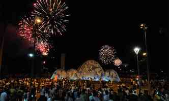 Por 12 minutos, os fogos iluminaram a orla repletas de pessoas, emocionando o pblico, que vibrou com o show pirotcnico e aplaudiu a chegada do ano novo (foto: Marcos Vieira/EM/DA Press)