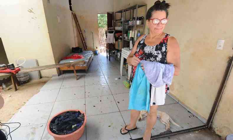 mulher mostra varanda de casa que foi invadida por lama em Brumadinho 