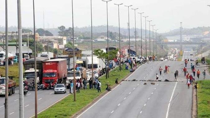 Membros da ocupa��o William Rosa, ao lado da CeasaMinas, fecham a BR-040(foto: Paulo Filgueiras/EM/D.A.Press)