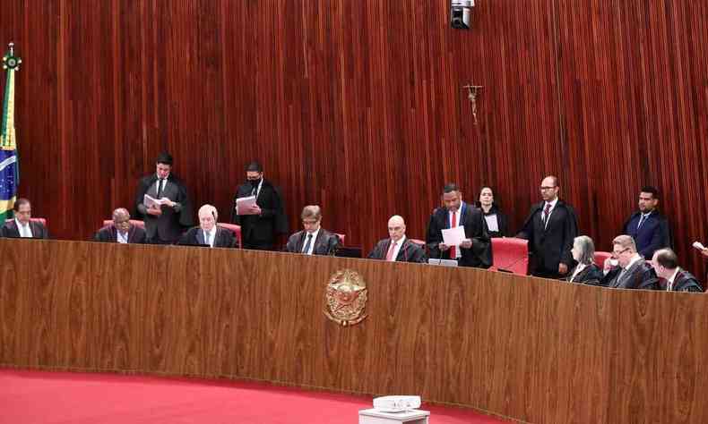 Ministros na grande mesa do plenrio do Tribunal Superior Eleitoral