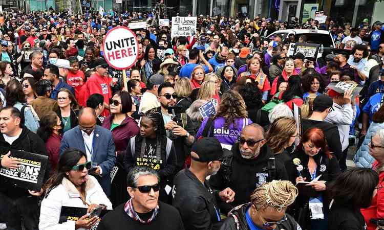 Manifestação de roteiristas em greve em Los Angeles