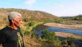 O aposentado Marcos Antnio Diniz contempla com tristeza e agonia a morte do rio perto de Pinhes, em Santa Luzia(foto: Gladyston Rodrigues/EM/D.A Press)