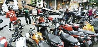 Flagrante de omissão: reboque da BHTrans remove carro na Rua Tamoios sem se incomodar com motos paradas de forma que desrespeita o Código de Trânsito(foto: Beto Magalhães/EM/D.A Press) Flagrante de omissão: reboque da BHTrans remove carro na Rua Tamoios sem se incomodar com motos paradas de forma que desrespeita o Código de Trânsito(foto: Beto Magalhães/EM/D.A Press)