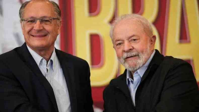 Lula e Alckmin lado a lado, em p