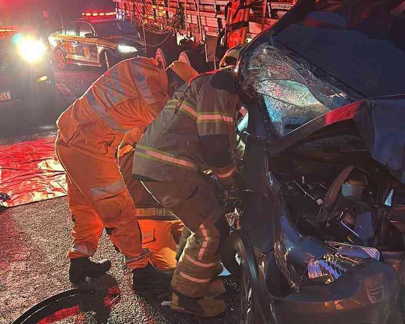 Bombeiros retiram vtima presa s ferragens em acidente na madrugada desta quinta-feira na BR-381