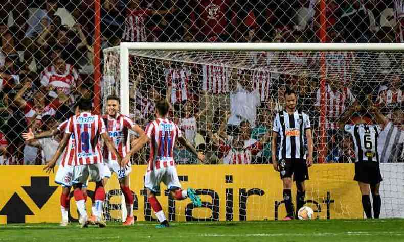 Jogadores do Unin comemoram o segundo gol diante dos incrdulos Rver e Fbio Santos(foto: Jos Almeida/AFP)
