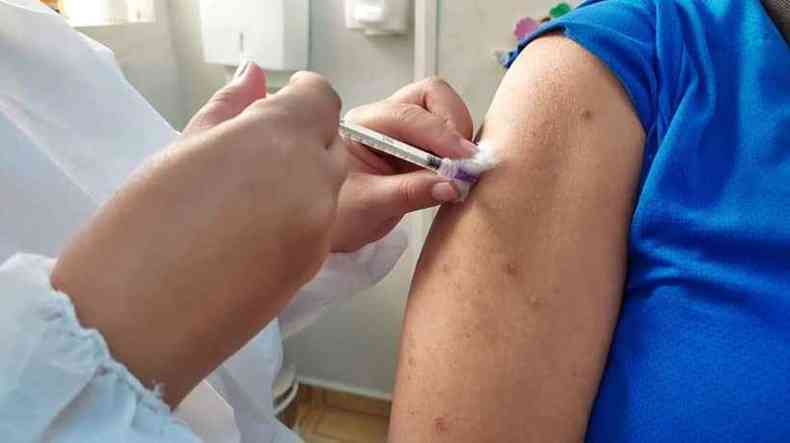 Pessoas de 52 a 54 anos recebem a vacina entre esta tera (29) e quinta-feira (1 de julho), em Pouso Alegre(foto: Terra do Mandu )