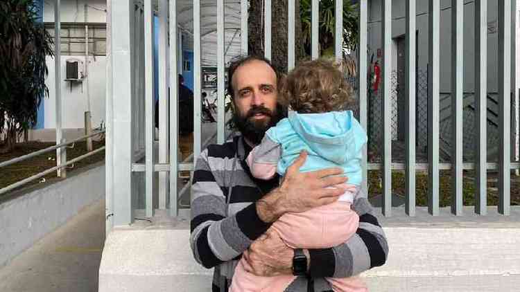 Gabriel Camorim, pai de uma menina de 2 anos, demonstra preocupao sobre a indefnio no esquema de vacinao para essa faixa etria