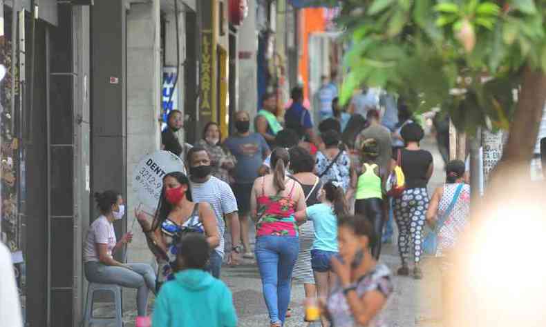 Movimento em ruas do Centro de BH tem crescido com flexibilizações do comércio, mas velocidade de transmissão da doença está em queda(foto: Gladyston Rodrigues/EM/D.A Press - 12/09/2020)
