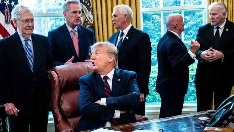 Donald Trump fala com o lder republicano do Senado, Mitch McConnell ( esquerda)(foto: Getty Images)