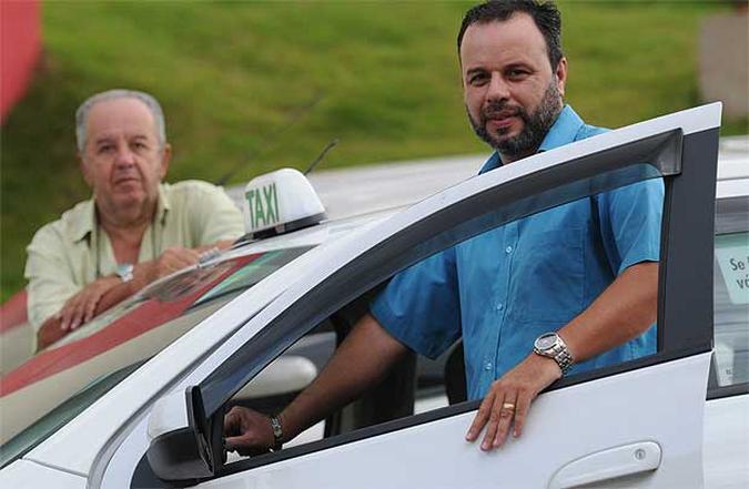 Dirceu Vilarino, taxista auxiliar, com o pai, Matozalém, permissionário do serviço: 'Esse carro sustenta três famílias. É a empresa dele'(foto: Jackson Romanelli/EM/D.A Press) Dirceu Vilarino, taxista auxiliar, com o pai, Matozalém, permissionário do serviço: 'Esse carro sustenta três famílias. É a empresa dele'(foto: Jackson Romanelli/EM/D.A Press)
