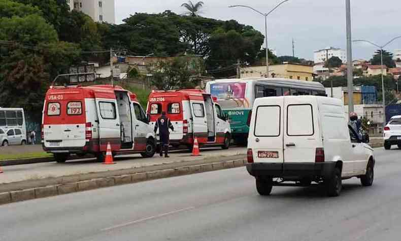 Duas ambulncias do Samu estiveram no local para socorrer a passageira. Posteriormente, a PM foi acionada(foto: Edsio Ferreira/EM/DA Press)