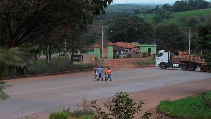 Enquanto a passarela no do papel, moradores so obrigados a se arriscar na BR-040, entre caminhes de minrio e outros veculos em alta velocidade(foto: Tulio Santos/EM/D.A Press)