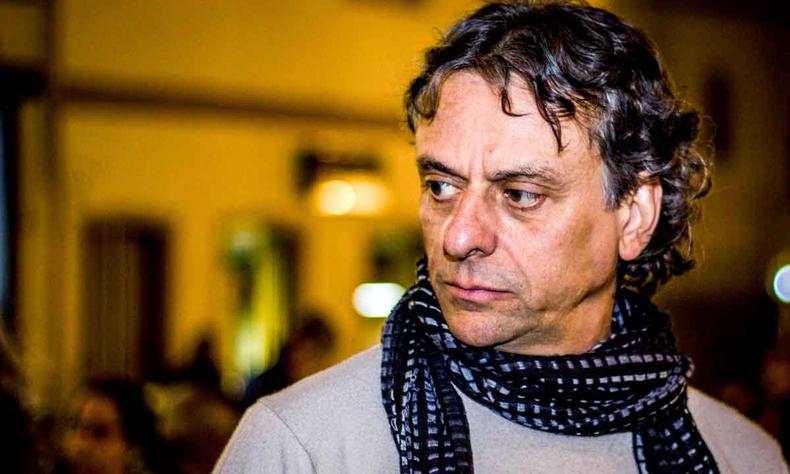 Cantor Mundin Rocha olha para o lado