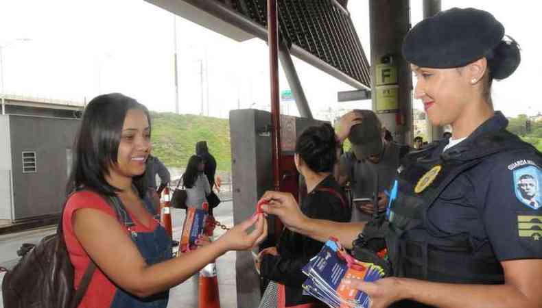 A partir do sinal de socorro emitido pela mulher, funcionrios das empresas de transporte podero acionar a Guarda Municipal por meio de um novo boto de pnico instalado nos nibus(foto: Paulo Filgueiras/EM/DA Press)