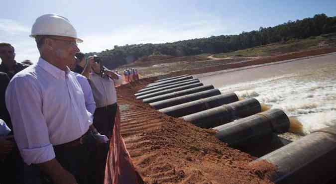 Governador Geraldo Alckmin e delegao observam gua bombeada do Jaguari entrar no sistema Cantareira(foto: Rogrio Casemiro/Reuters)