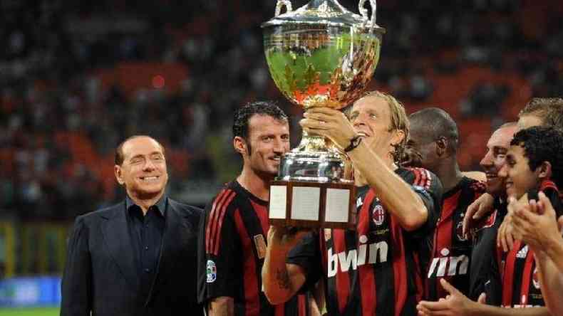 Berlusconi com jogadores do AC Milan 