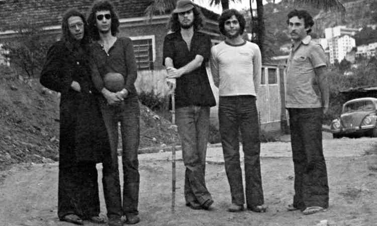 Msicos da Banda Veludo olham para a cmera, em foto dos anos 1970 