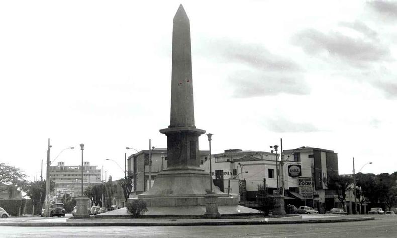 Na década de 1970, o Pirulito foi transportado para a Praça Diogo de Vasconcelos, na Savassi(foto: Arquivo EM) foto antiga em preto e branco mostra o pirulito da praça sete na savassi, região ainda sem prédios e começando a ser asfaltada