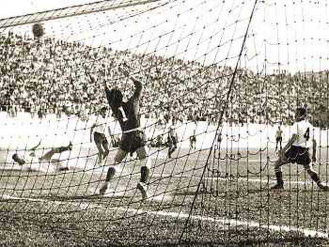 Com os algozes do Brasil, Ghiggia e Schiaffino, Uruguai goleou a Bolívia, por 8 a 0(foto: Eugênio Silva/O Cruzeiro/D.A. Press 2/7/1950) Com os algozes do Brasil, Ghiggia e Schiaffino, Uruguai goleou a Bolívia, por 8 a 0(foto: Eugênio Silva/O Cruzeiro/D.A. Press 2/7/1950)