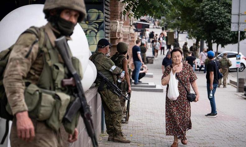 Desde o anúncio da rebelião, na véspera, os homens do Wagner estavam presentes em três regiões russas: Rostov, Voronej e Lipetsk(foto: Roman ROMOKHOV / AFP) Ruas do interior da Russia