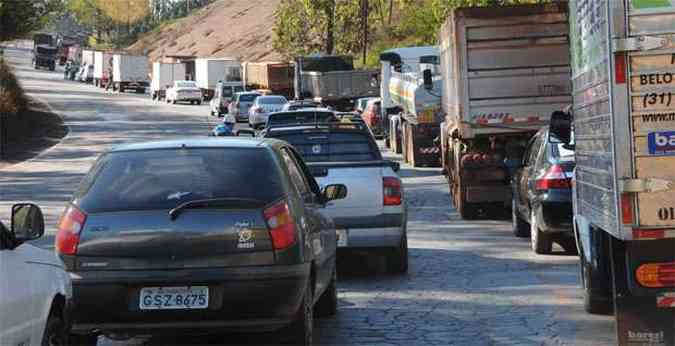 O congestionamento na regio chegou a 10 quilmetros nos dois lados da rodovia(foto: Paulo Filgueiras/EM/D.A.Press)