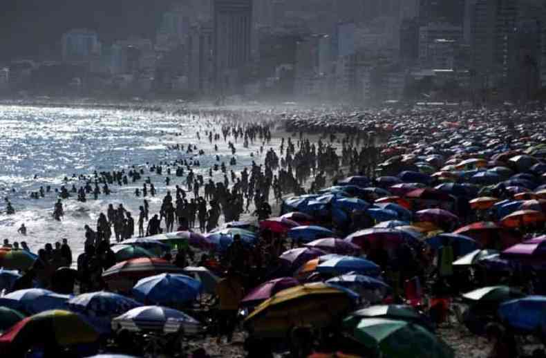 Onda de calor levou multidões à praia no Rio de Janeiro no dia 25 de janeiro. Calor provoca pico de consumo de água e desabastecimento em algumas cidades