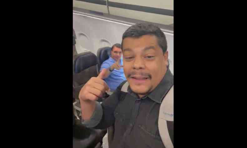 Leonel de Esquerda em primeiro plano com Flvio Bolsonaro sentado nos assentos do voo ao fundo