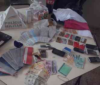 Dinheiro e materiais apreendidos com os suspeitos(foto: Polcia Militar / Divulgao)