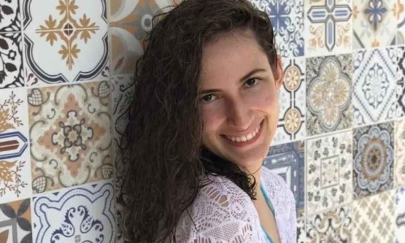 Cssia Aguiar de branco sorrindo