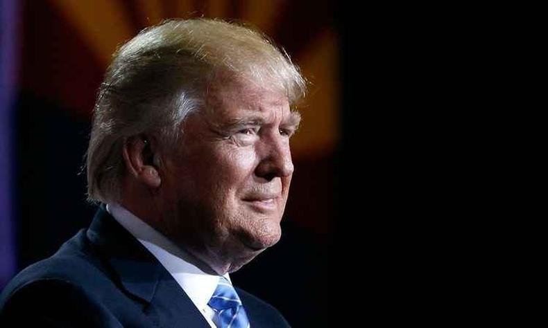 Enquanto protestos eram ouvidos do lado de fora, Trump tentava obter o apoio de um eleitorado fortemente alinhado com o democrata Hillary Clinton(foto: Ralph Freso/AFP )