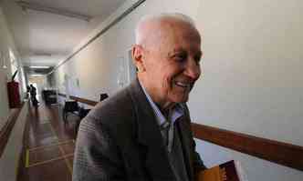 Cirurgio-geral Alcino Lzaro, de 89 anos, ainda atua no ex-sanatrio Cristiano Machado, em Sabar: 