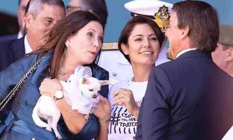 Bia Kicis segura cachorro e conversa com Bolsonaro