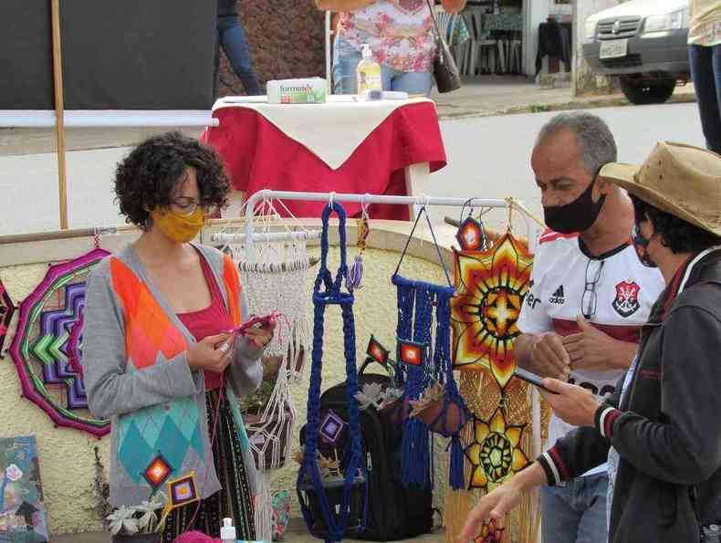 Feira de artesanato iniciou as atividades do festival(foto: Divulgao/ Casa de Cultura Clara Nunes)