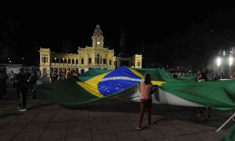 Manifestantes a favor do presidente Bolsonaro embarcaram na Praa da Estao rumo a So Paulo
