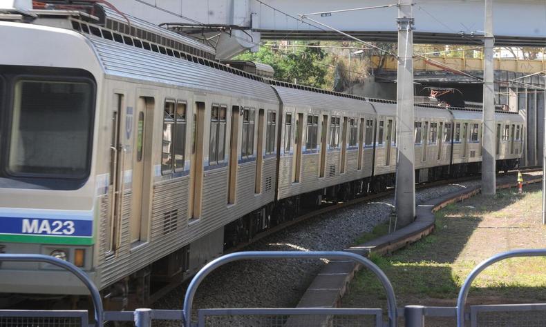 metr funcionado sobre linha de trem 