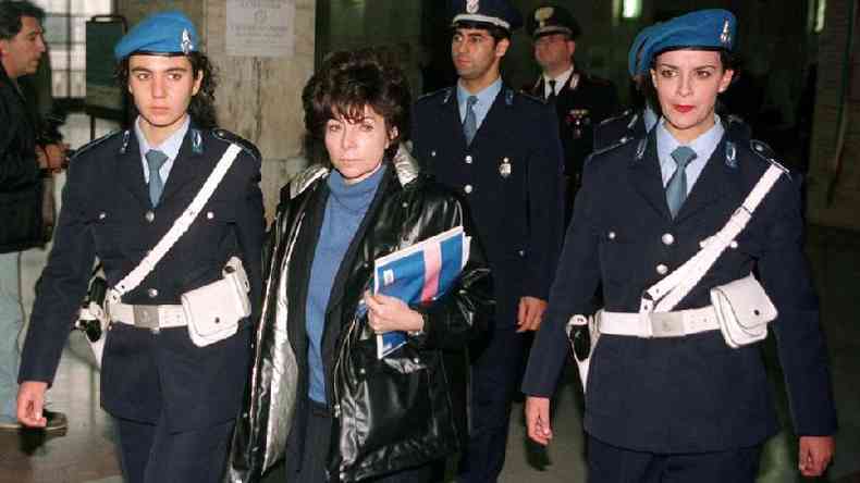 Patrizia Reggiani entre oficiais italianos em 1998, no perodo de seu julgamento