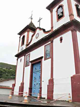 Igreja de Nossa Senhora do , com sinais de abalo, est interditada(foto: Sidney Lopes/EM/D.A Press)