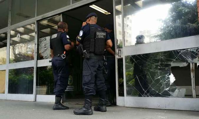 A porta de vidro da entrada da Secretaria Municipal de Educação acabou danificada durante o tumulto (foto: Gladyston Rodrigues/EM/D.A.Press) A porta de vidro da entrada da Secretaria Municipal de Educação acabou danificada durante o tumulto (foto: Gladyston Rodrigues/EM/D.A.Press)
