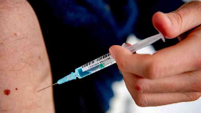 Tipo de agulha pode variar de acordo com a pessoa a ser imunizada(foto: Getty Images)