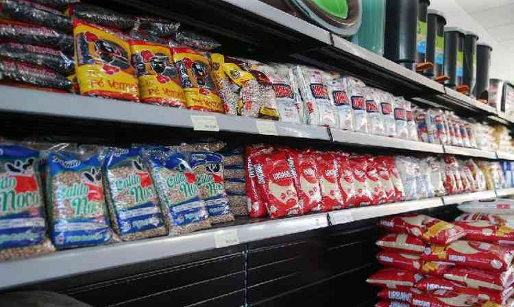 Prateleiras de supermercado com arroz e feijo