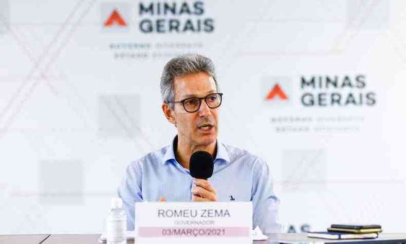 Romeu Zema fala ao microfone em entrevista coletiva