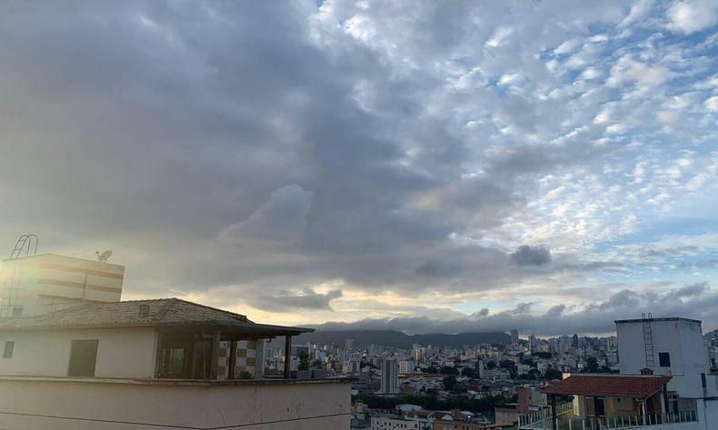Na foto, cu de Belo Horizonte, em vista do bairro Padre Eustquio, no incio da manh de tera-feira, 14 de maro