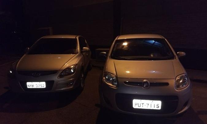 Um Fiat Pálio e Hyundai i30 foram apreendidos com os dois homens presos durante a ocorrência (foto: Polícia Militar/ Divulgação) Um Fiat Pálio e Hyundai i30 foram apreendidos com os dois homens presos durante a ocorrência (foto: Polícia Militar/ Divulgação)