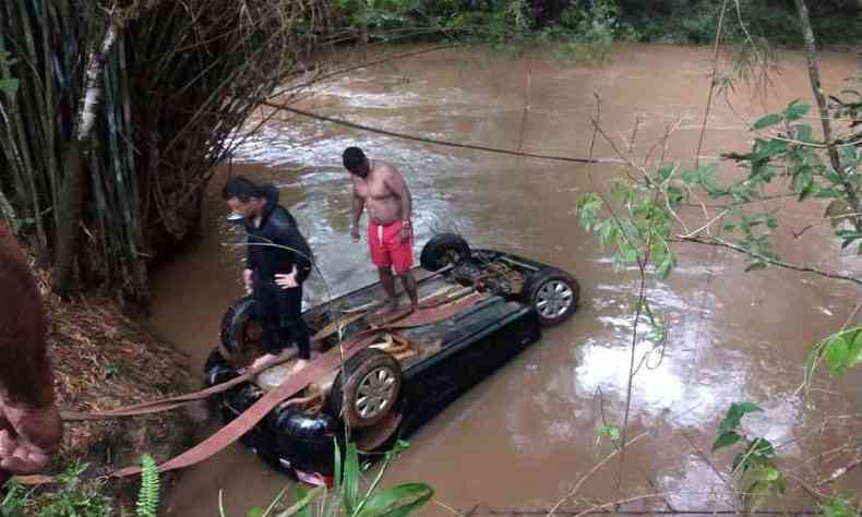 Carro ficou com as rodas para o alto e chegou a afundar at trs metros de profundidade(foto: Corpo de Bombeiros/Divulgao)