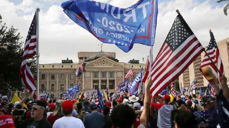 Manifestantes contestam processo eleitoral em Phoenix, no Arizona(foto: Getty Images)