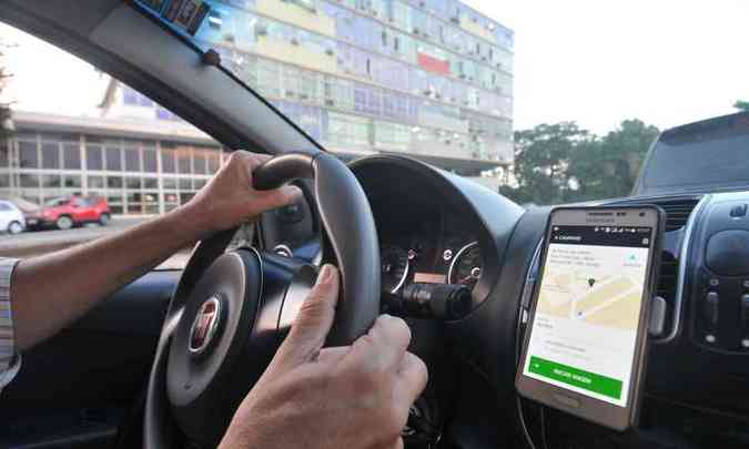 Motorista do Uber comea corrida em frente  reitoria da UFMG(foto: Alexandre Guzanshe/EM/D.A PRESS)